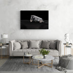 Indrukwekkend beeld van de verlaten Dakota DC-3 op een IJslands strand, formaat 120x80cm, met een surrealistische sterrenachtergrond.