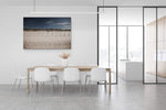 Uitgebreid canvas van het Noordzee strand in Knokke, formaat 180x120cm, in een ruim interieur.