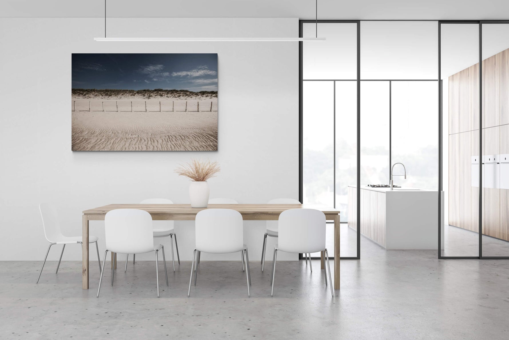 Uitgebreid canvas van het Noordzee strand in Knokke, formaat 180x120cm, in een ruim interieur.