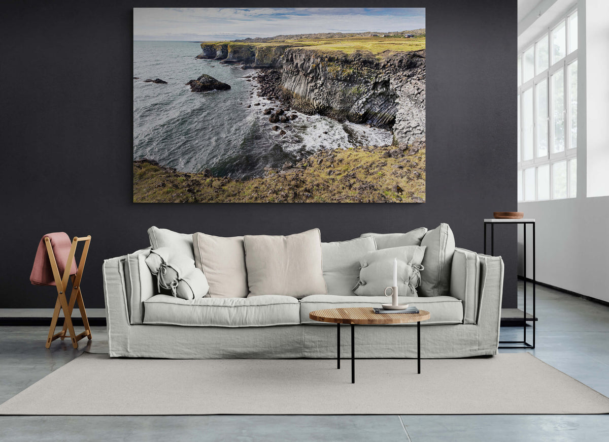  Groot canvas van de ruige IJslandse kust, formaat 180x120cm, in een stijlvol interieur.
