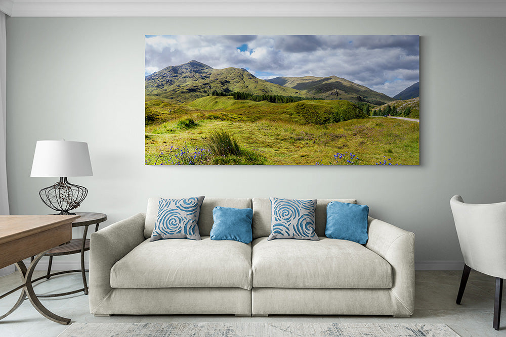 Groot panorama canvas van de Schotse Highlands, formaat 180x120cm, in een stijlvol interieur.