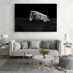 Zeer groot formaat foto van het verlaten Dakota DC-3 vliegtuigwrak in IJsland, formaat 180x120cm, onder een sterrennacht, ideaal voor grote ruimtes.