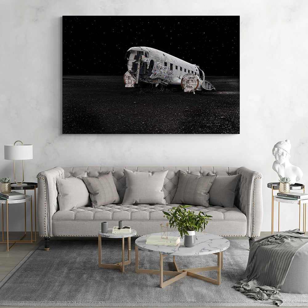 Zeer groot formaat foto van het verlaten Dakota DC-3 vliegtuigwrak in IJsland, formaat 180x120cm, onder een sterrennacht, ideaal voor grote ruimtes.
