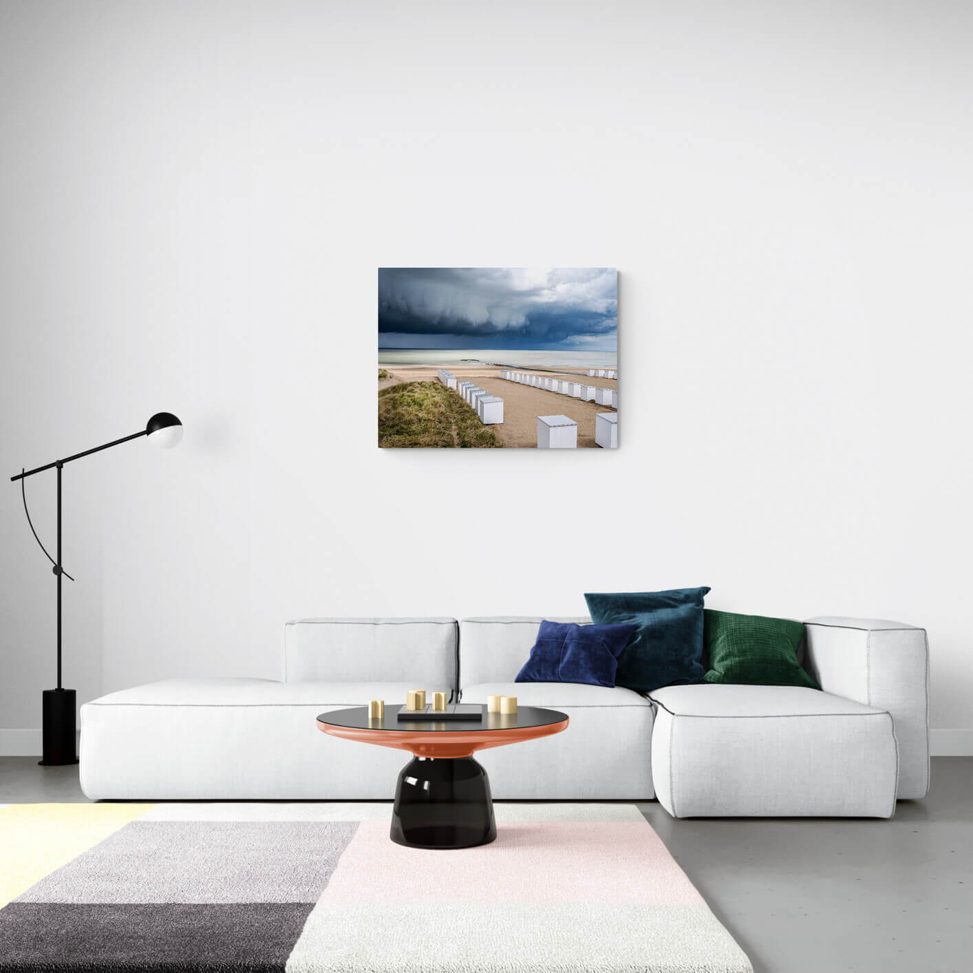 Canvas met donderwolken boven Knokke strand, formaat 90x60cm, in een strak interieur.