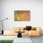 Abstracte afbeelding van waterdruppels tegen een oranje achtergrond, formaat 120x80cm, voor een moderne, natuurlijke uitstraling.
