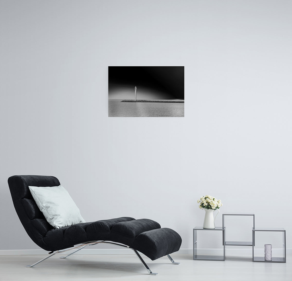 Gedetailleerde zwart-wit afbeelding van de Oostendse vuurtoren, formaat 90x60cm, met intense luchtpartij.