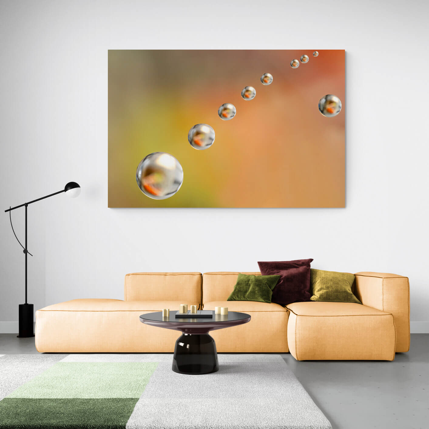 Monumentale afbeelding van waterdruppels tegen een oranje achtergrond, formaat 180x120cm, als indrukwekkend kunstwerk.